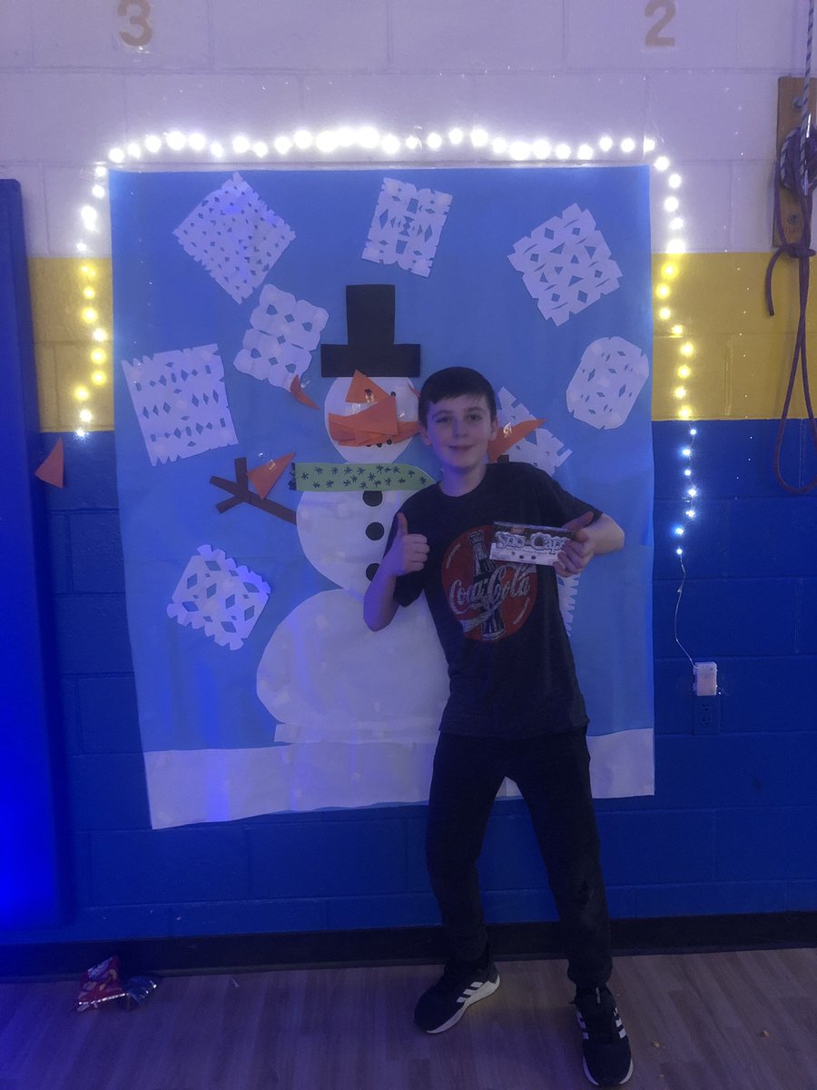We had “snow” much fun at our winter dance! Congrats to our snow king and snow queen! <a href="/TeacherMassa/">Ms. Massa</a> <a href="/FSDVikings/">Farmingdale School</a> @MissTeifer