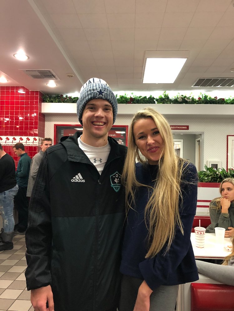 sierra_talbot's tweet photo. hunter just met never been kissed heather from the bachelor. so jealous i’m crying https://t.co/CHetK8F0Yw