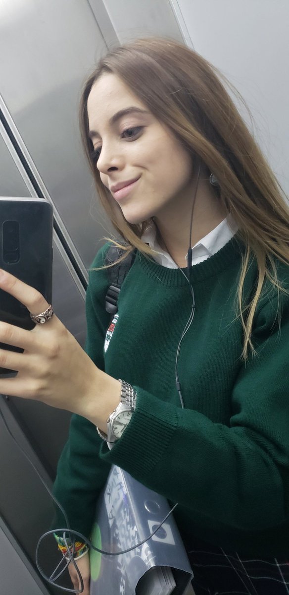 bluewrldidk's tweet photo. Me pasé la vida viendo como la gente se burlaba de mi cara por mi nariz, "pinocho" "nariz de gancho", etc. Hoy más linda y feliz q nunca en un nuevo colegio les deseo lo mejor a quienes me hicieron mal. Lo físico puedo cambiarlo, suerte con mejorar como personas ❤ https://t.co/F0BvLqH4tz