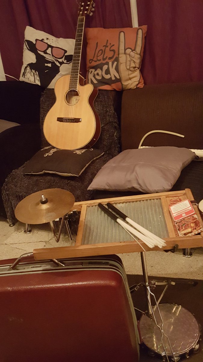 FalsoMutis's tweet photo. Ya empezó el ensayo!!!!
🎉🎉🎉 Este 22 de marzo nos vemos a las 9pm en Cracovia 32 con todas las ganas de tocar blues y beber mezcal🎉🎉🎉 https://t.co/3LQnsYgjlP
