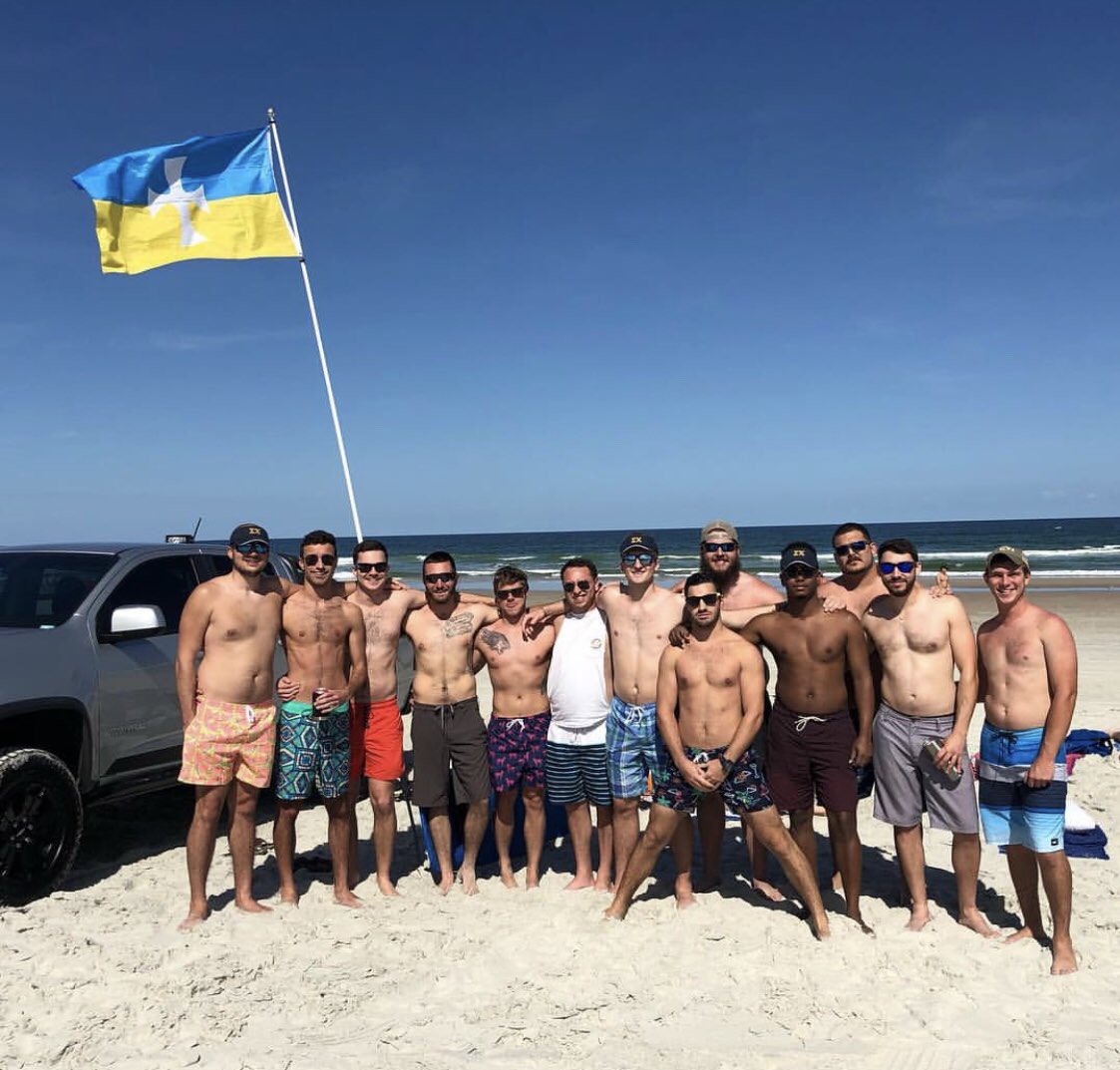 SigmaChiERAU's tweet photo. we go to college 
        😎
   👊/||\_ 
    _/¯   ¯\_

where you vacation 
👋 
    \  😔
        || \_
    _/¯  ¯\_ https://t.co/tQ9ZNjfaUM