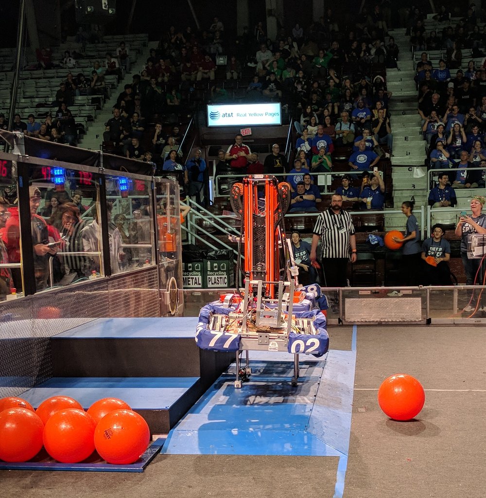 FRCTeams's tweet photo. We had an attempt at a 3 robot climb! #omgrobots #DestinationDeepSpace #threerobotclimb #week2 #Arkansas https://t.co/OATUi3pFle