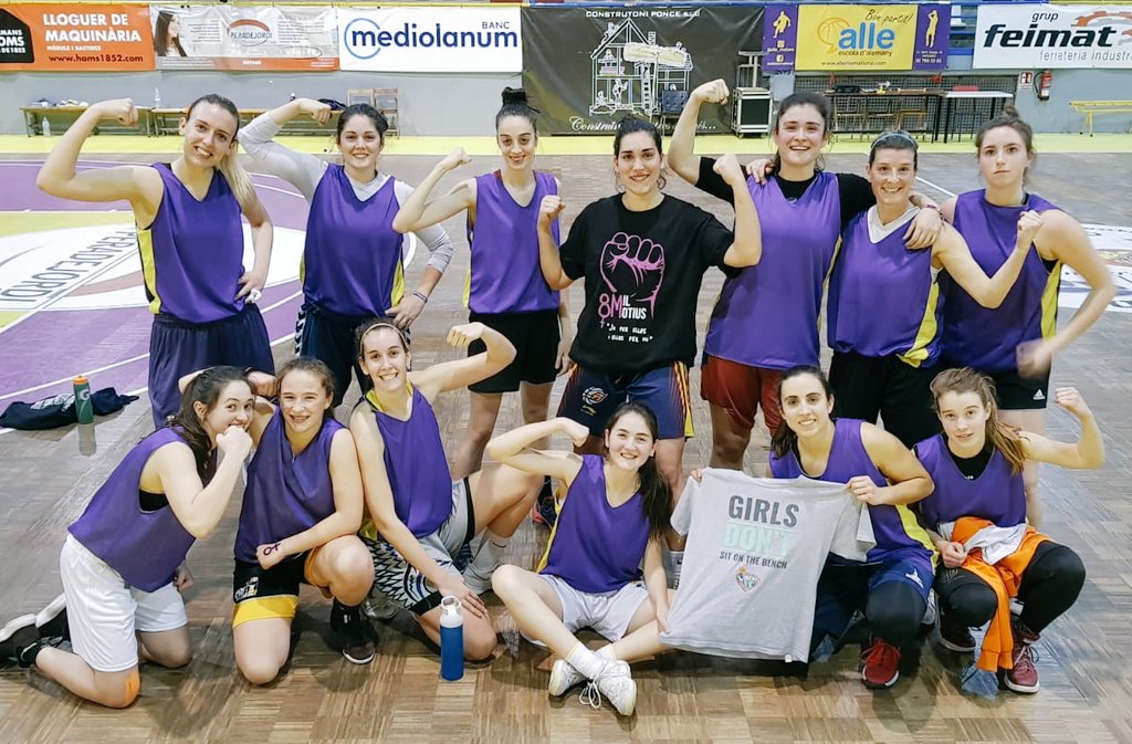 andrea__cobo's tweet photo. Per una igualtat real a la vida i a les pistes! #8m 🏀💪💜@uemataro https://t.co/LPiqFz49uY