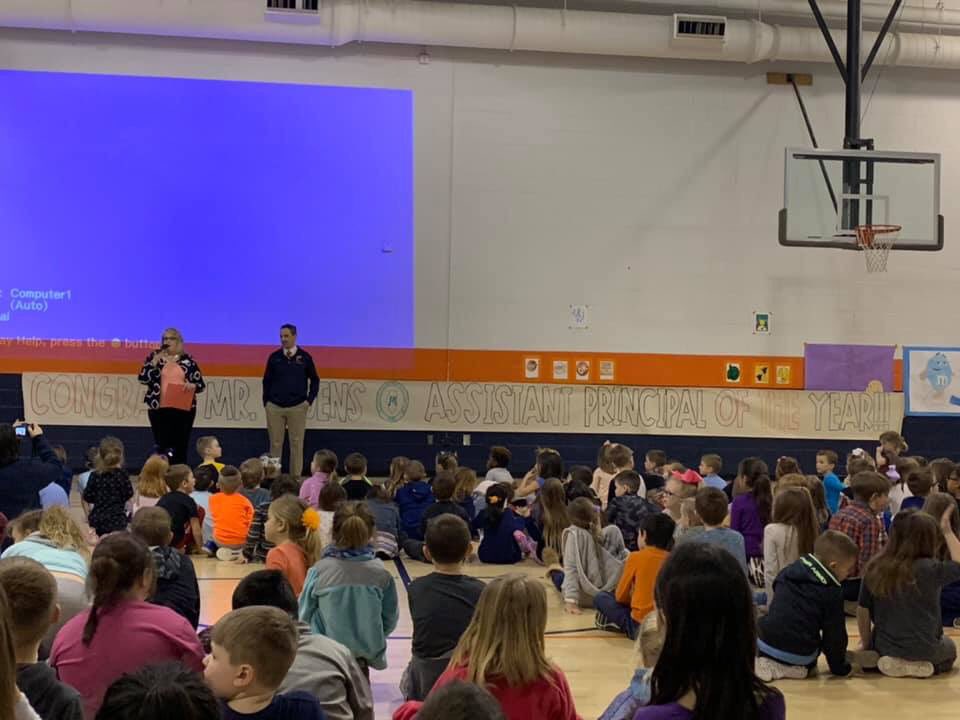 KinderKelly5's tweet photo. You might have heard, but we love shouting from the rooftops that @dougowens was named @ilprincipals Assistant Principal of the Year!!! Of course we already knew, but now he’s got an official state title!! #Carterville5 #KidsDeserveIt #TriCKDI @TWebb29028 @kforby @carterville_5 https://t.co/ekYWCU4pL3