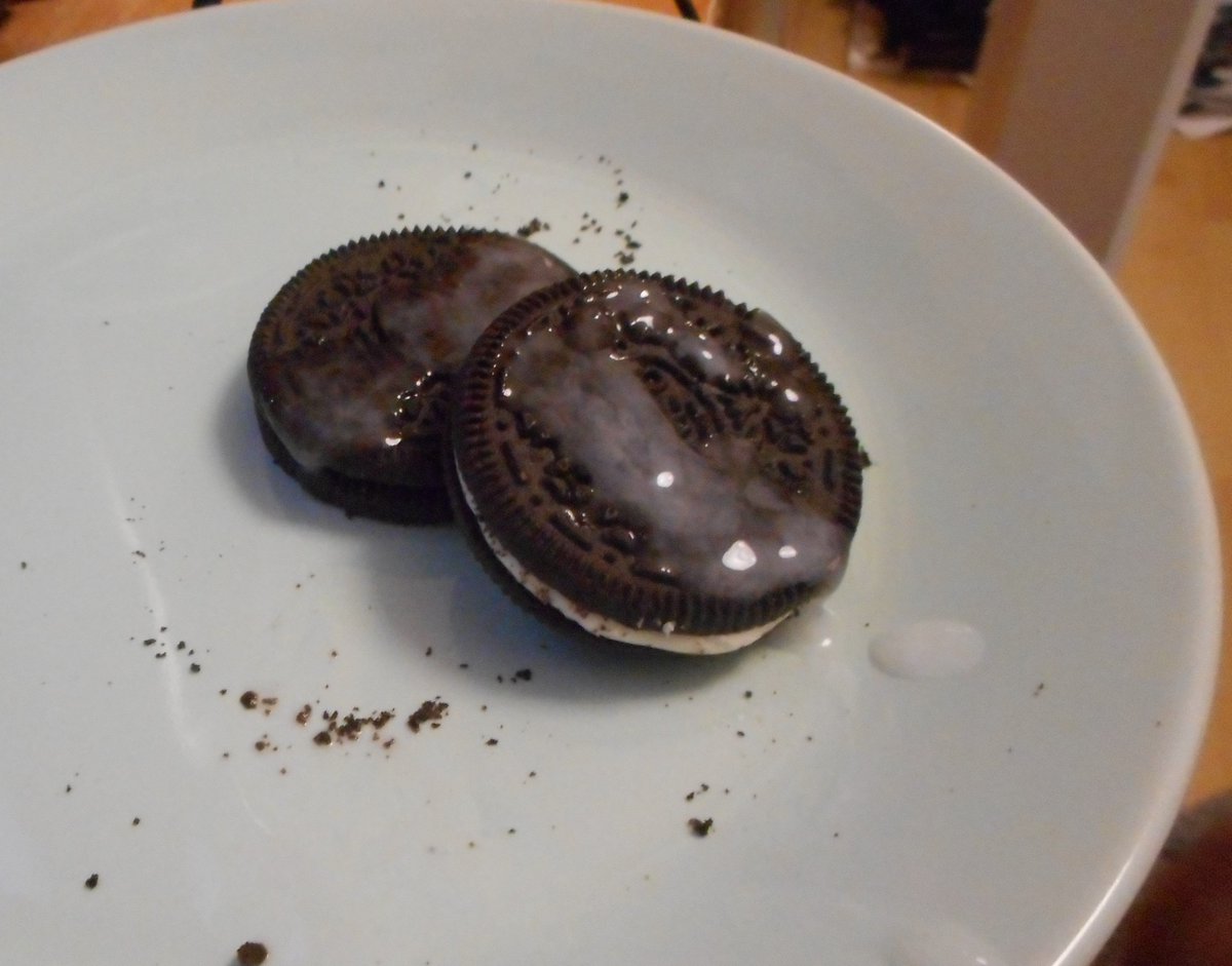 clostermonk's tweet photo. Me suplicó que soltara todo el lefote en su desayuno. Eché parte en el café y parte aquí. ¿Alguien quiere una galletita?? https://t.co/THvGKf1SrD