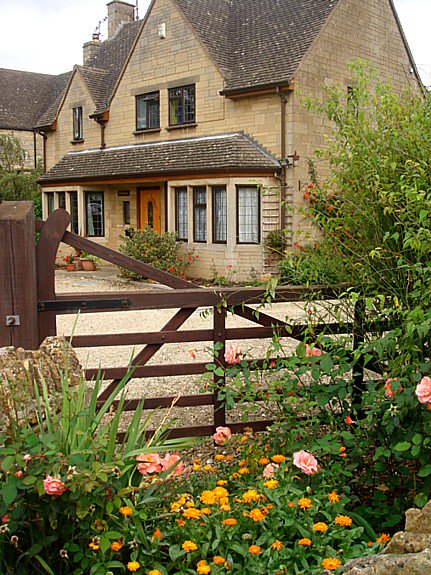 空鉄 ロンドンの郊外 コッツウォルズまで足を延ばしてみるのも楽しいです 観光地を訪問するのも いいですが 観光地でも 一本 奥の路地に向かうと 一般家庭でも 家の前の庭を綺麗にしていて ちょっとしたイングリッシュガーデン巡りになります