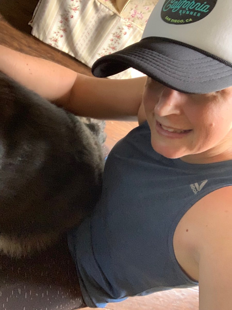 SlackerRunner's tweet photo. When you’re trying to roll post run and 65 pounds of dog plops down on you and the roller.😂
#bibchat #proroller @addadaymassage #bibravepro #running #procovery #addadaybr https://t.co/dVGPeLXTFs