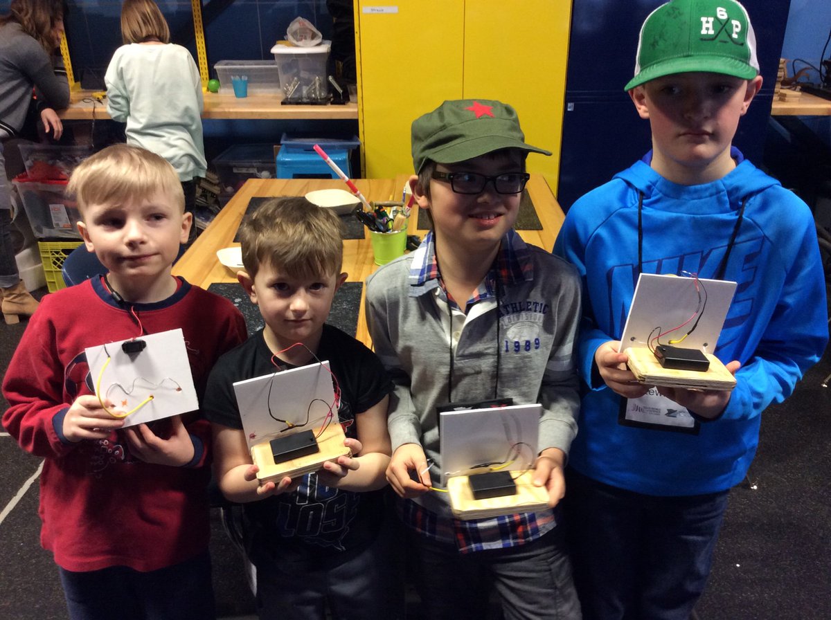3Carrobourg's tweet photo. A few highlights from our week at Science School at TWOSE! Animals Inside Out, behind the scenes animal care jobs, touch tank exploration and feeding, and building a sound buzzer game to take home 😁 https://t.co/U6z2xfwyoL