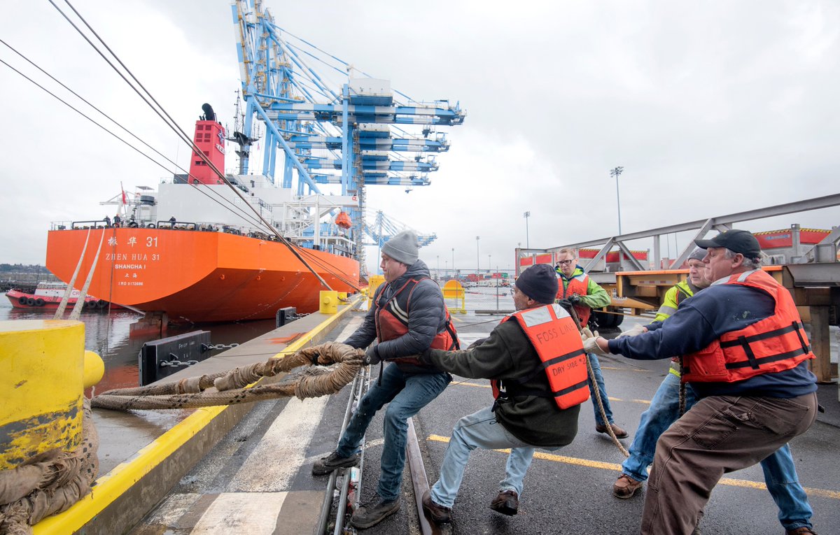 SeaportNW's tweet photo. It was a ❄️scene in #Tacoma as the Zhen Hua 31 arrived at @PortofTacoma's Husky Terminal today. The ZPMC crew will work over the weekend to unload equipment and prepare for our 4 super-post-Panamax cranes to be railed off the ship next week. #NWSACranes #port253 https://t.co/2WuGGDI73p
