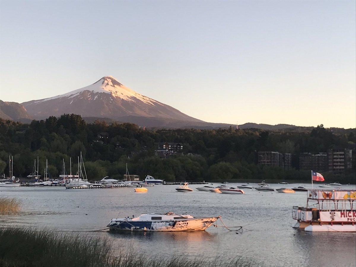 huethuet's tweet photo. #Turistas de Alemania ...#Obsevando las #aves del borde y disfrutando #atardecer de hoy ...
#Pucón Araucanía https://t.co/HxkcwsmMB3