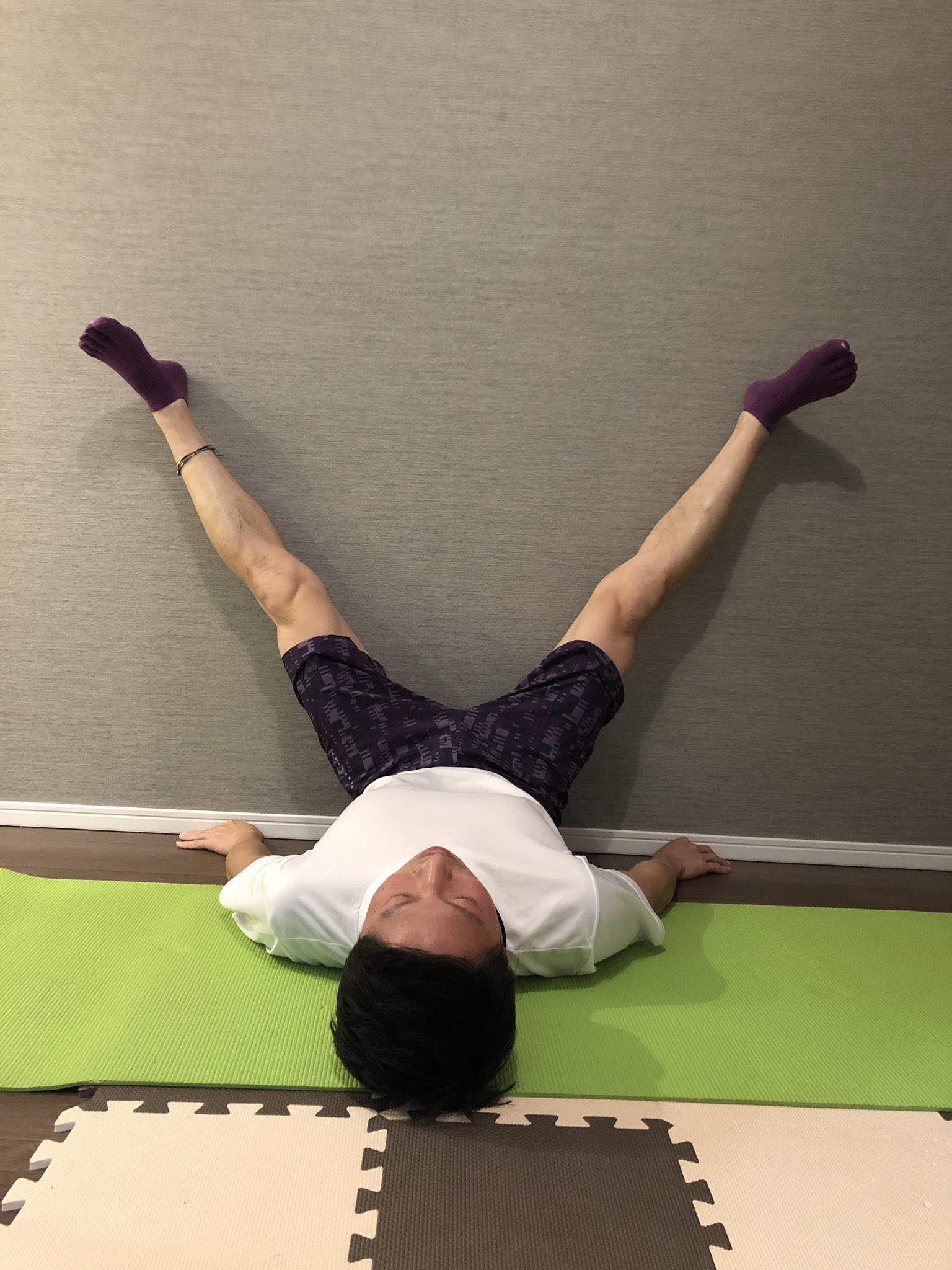 志村貴史 オンライントレーニング V Twitter まっすぐな脚にしたければやるべし O脚改善ストレッチ 仰向けになって壁に脚を乗せて開脚をします 仰向けになってやることで 必ず背筋がまっすぐな状態のままストレッチをすることができる 志村貴史 オンライントレーニング V Twitter まっすぐな脚にしたければやるべし O脚改善ストレッチ 仰向けになって壁に脚を乗せて開脚をします 仰向けになってやることで 必ず背筋がまっすぐな状態のままストレッチをすることができる