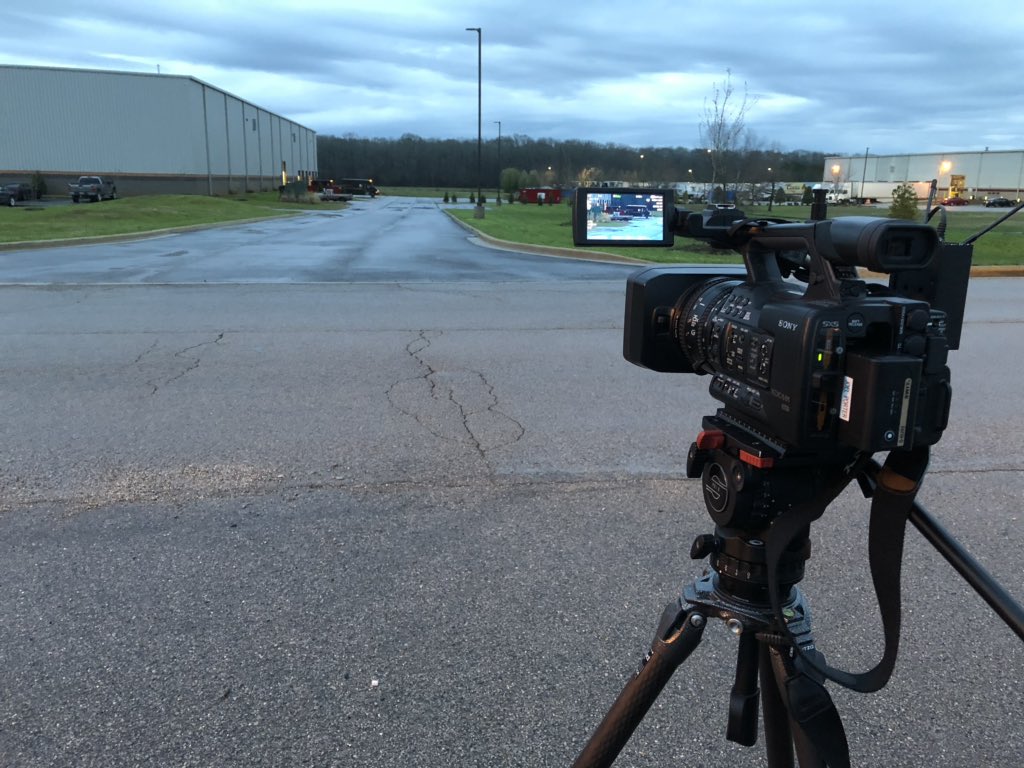 JoelporterKX's tweet photo. Iโm standing about a football field away from the #RedlineSteel loading dock as a delivery truck is being loaded. Pretty decent zoom on these cameras, amirite? Should also mention, for any curious photogs out there, weโd love for you to come work for @whnt. #TVNews https://t.co/TDsykAE2jg