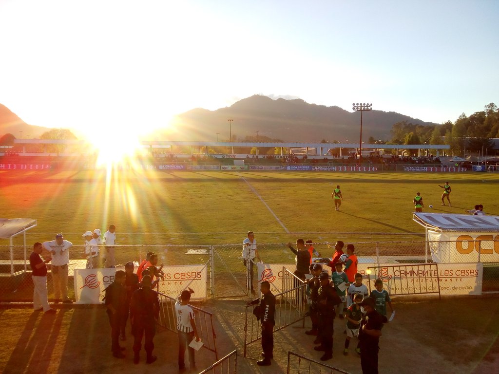 OCELOTES_UNACH's tweet photo. Al medio tiempo, #MisOcelotes de la Unach se van al descanso con la ventaja parcial de 1-0. Gol anotado por Uriel López. #SomosOcelotes 🏟️⚽👊🐆 https://t.co/01iS8xfENT