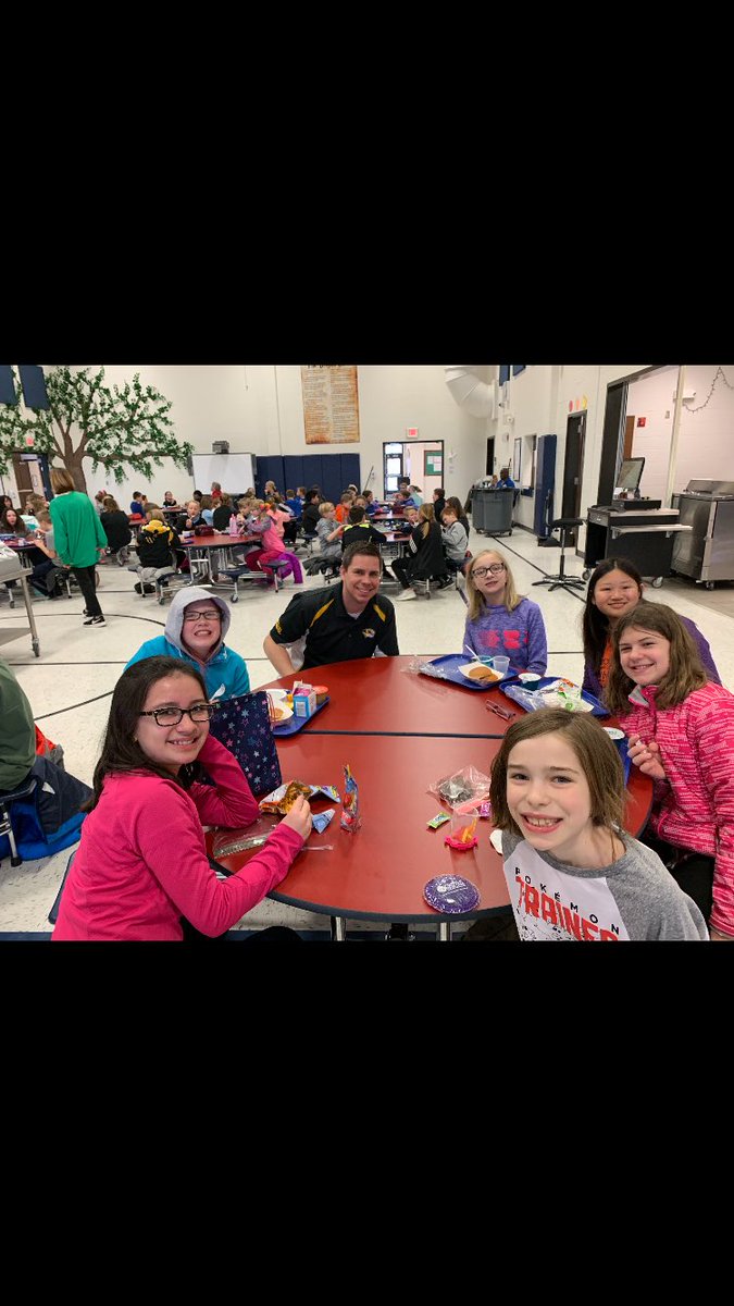 SCE_porter's tweet photo. Great conversations had with a table made up of every house this is what Stone Creek is all about. #DragonsDineTogether #SCEsoars https://t.co/GDcC2liOGt