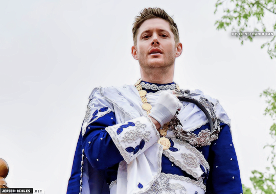 acklesupdates's tweet photo. Jensen is dressed the way he should always be dressed. 🤣👑 https://t.co/jhSqWj7GbZ