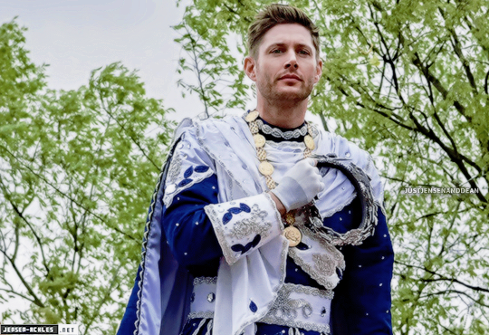 Jensen is dressed the way he should always be dressed. 🤣👑