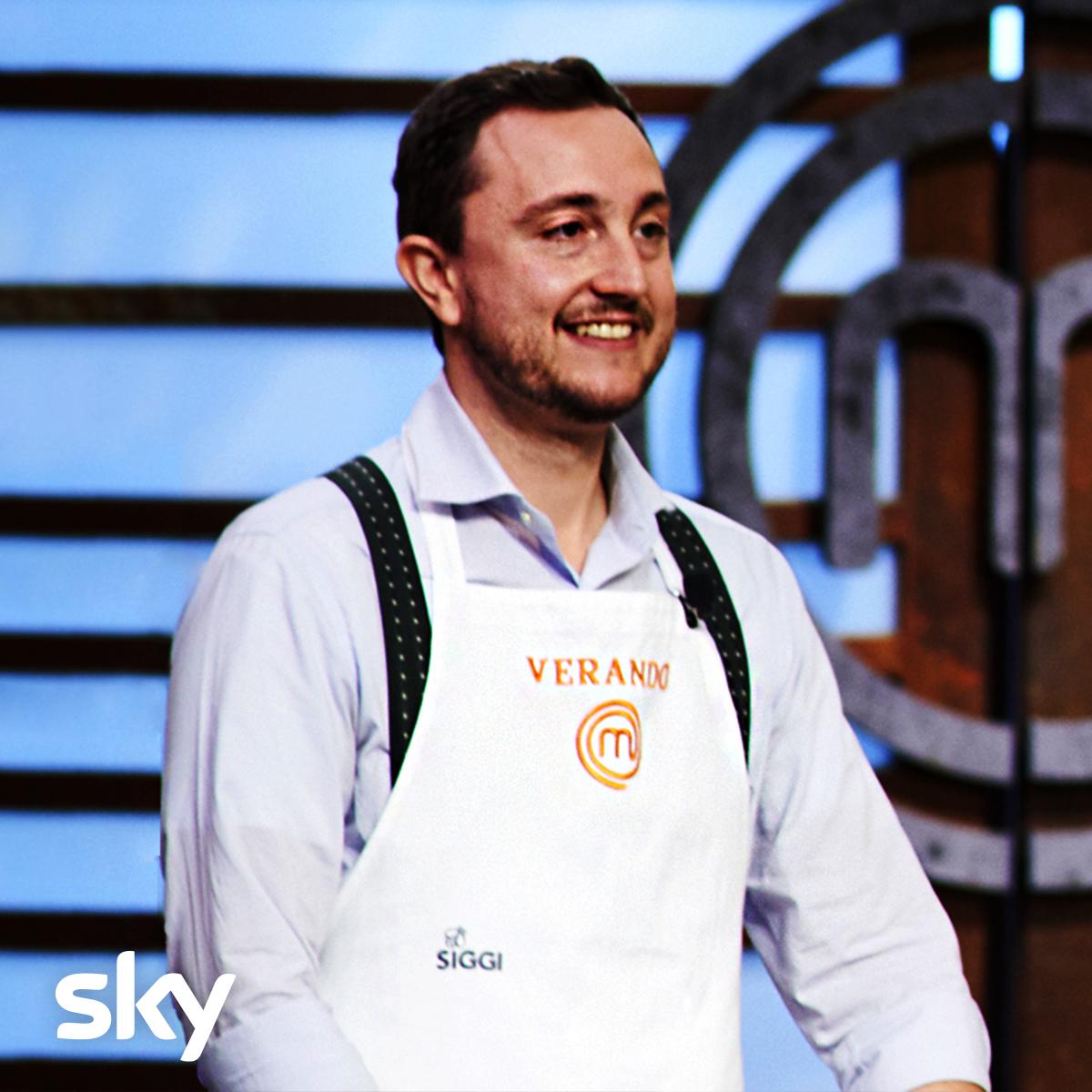MasterChef_it's tweet photo. Anche il concorrente più stiloso di #MasterChefIt ha dovuto togliersi il grembiule! 👋 Ehi #Verando, ci mancherai! 👍
Ecco la sua intervista esclusiva dopo l'eliminazione 👉 https://t.co/pszNKfgUrE https://t.co/fMTPukNgH6