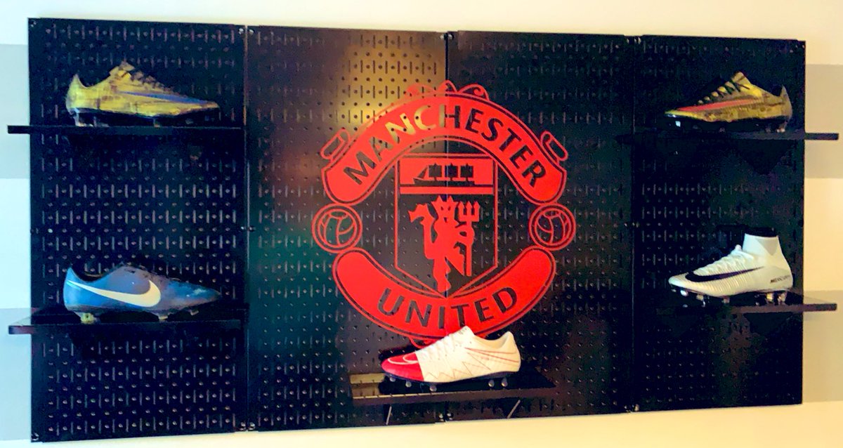 B_FreeMan7's tweet photo. Finally got the shelf up #bootnerd @WayneRooney @k_obrand @Cristiano https://t.co/EwZJkNVQ8k