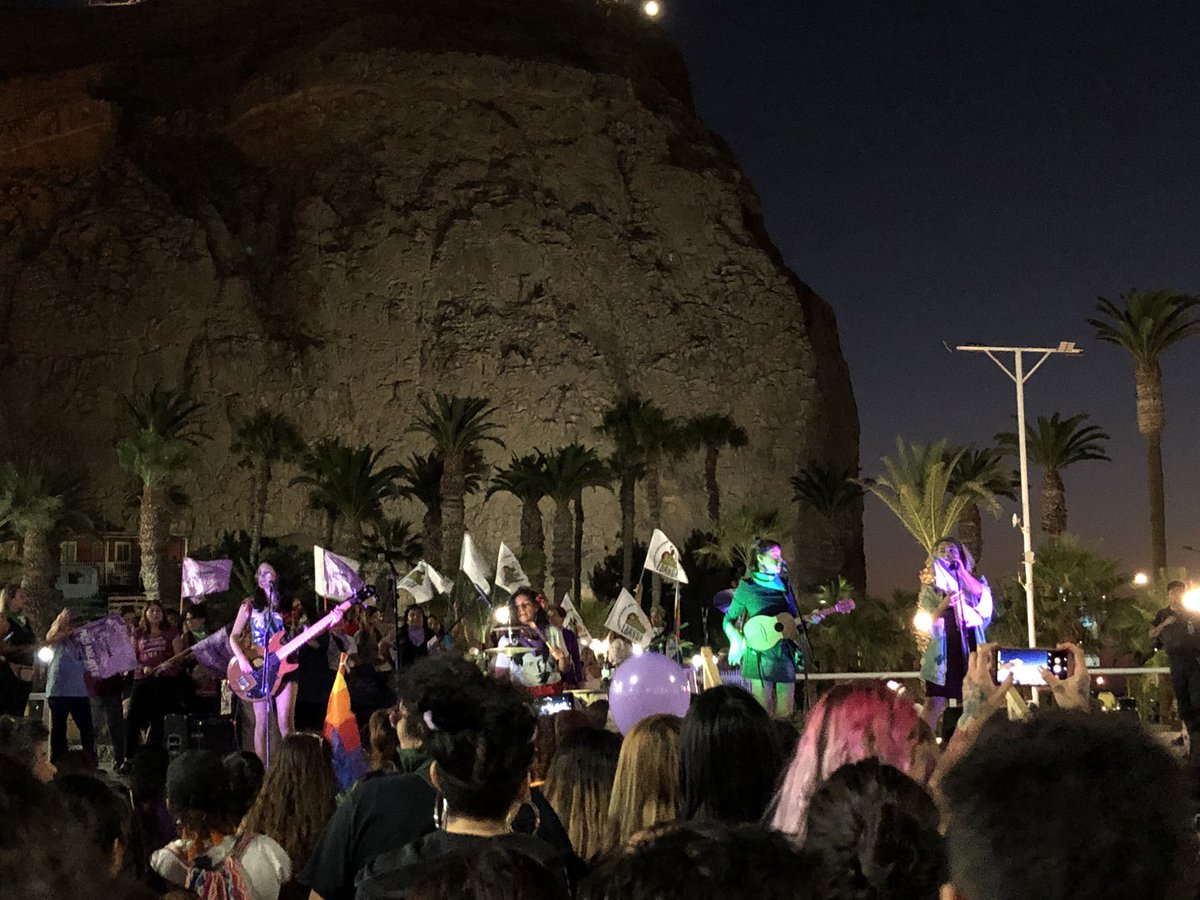 abramusica's tweet photo. Las mujeres parte de nuestra organización dijeron presente en este 8M algunas marchando y otras compartiendo su música a los pies del morro #Arica 
Gracias cabras por su aguante 👏🏻👏🏻👏🏻 https://t.co/yYgkY3rwtJ