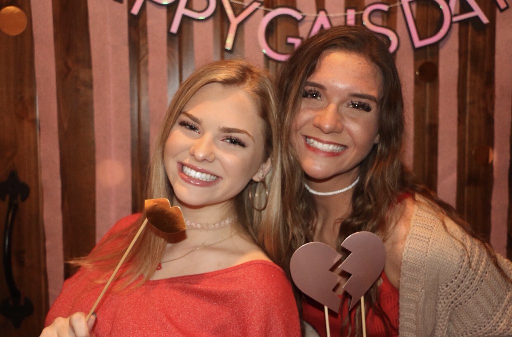 _conlewis's tweet photo. Happiest bdays shell!! Ilysm have the best day ever😁😁💗💗💗 https://t.co/VqOUVcItiG