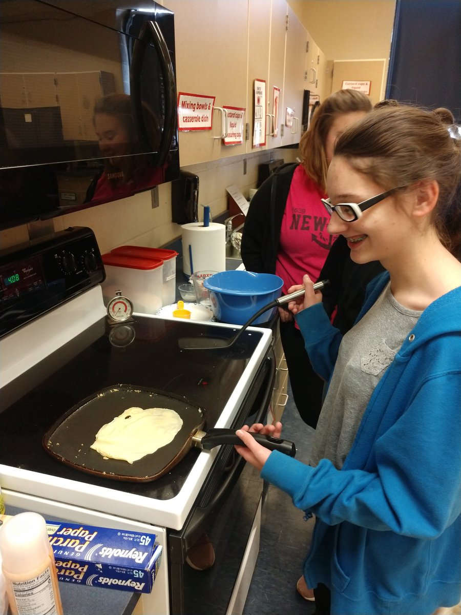 SEMSEDeutsch's tweet photo. More fun with crepes Thanks Madame Metallo @SEMSFrancais https://t.co/CYbocfAOpj