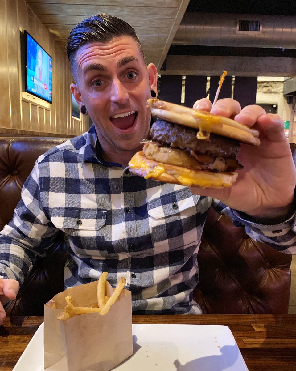 xbaxterx's tweet photo. Fish Fry & Grilled Cheese Burger - Wisconsin Cheddar, Four Pepper Bacon, Fried Onion Strings, Sweet Barbeque Sauce ππ #goodeats #xfoodfightx #food #foodie #foodphotography #instafood #yummy #delish #burger #cheese #grilledcheese #gpub #providence #rhodeisland https://t.co/zwfOBkWAUs