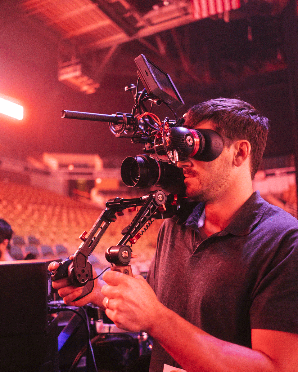 Zacuto's tweet photo. Check out that rig! Thanks to filmmaker Julien Jarry ( @ julienajarry on Instagram) for these great BTS pics from a recent shoot at Cirque Du Soleil. Here he is with his fully-loaded Sony FS7 Recoil rig.
@SonyProUSA #Sony #FS7 #Gratical #DP #cinematography #camera #gear #BTS https://t.co/88ScQ7M1ro