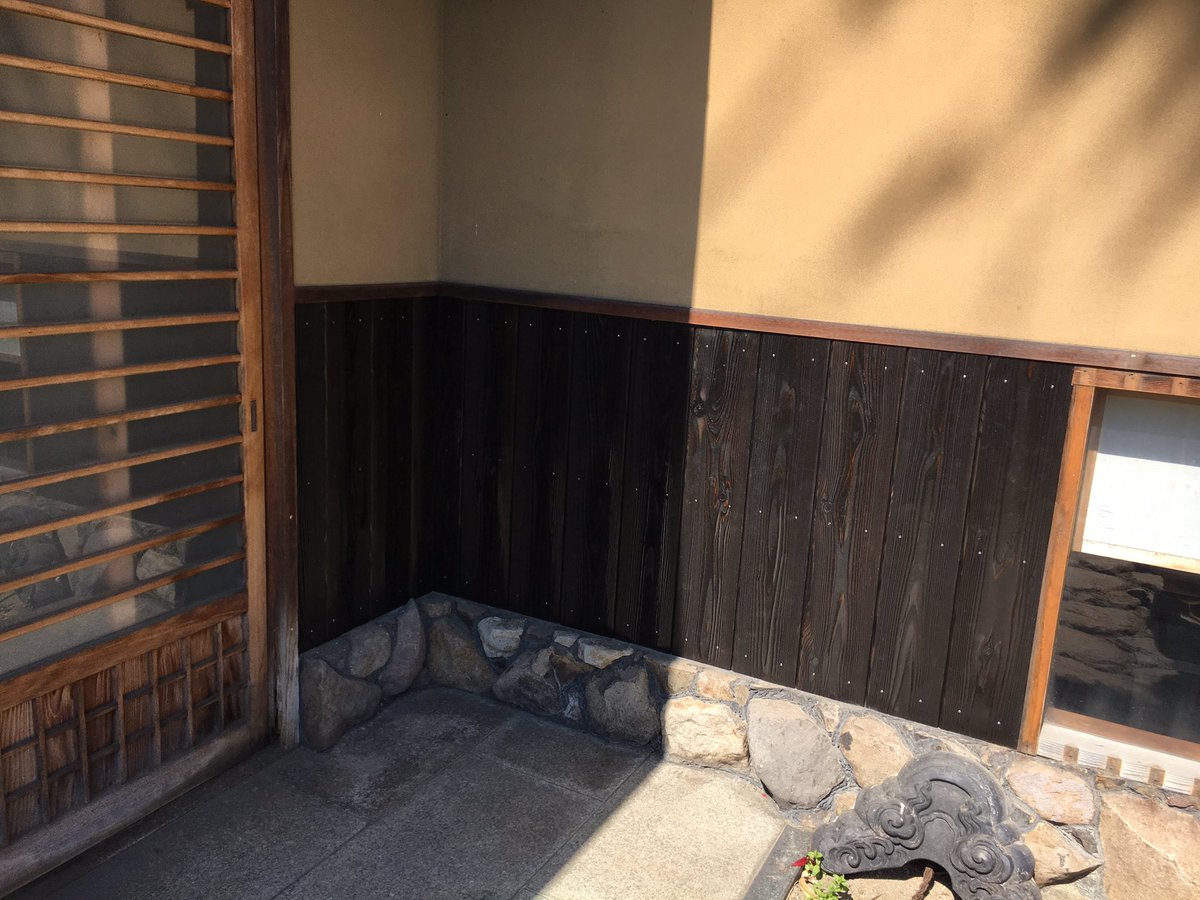 玄関まわりを焼杉の板で綺麗にしてくれました。茶系一色だった壁面にメリハリがついて良い感じ。
これで看板付いてライトアップされたらって考えたらヨダレでるわ！
今回もあざっす！！