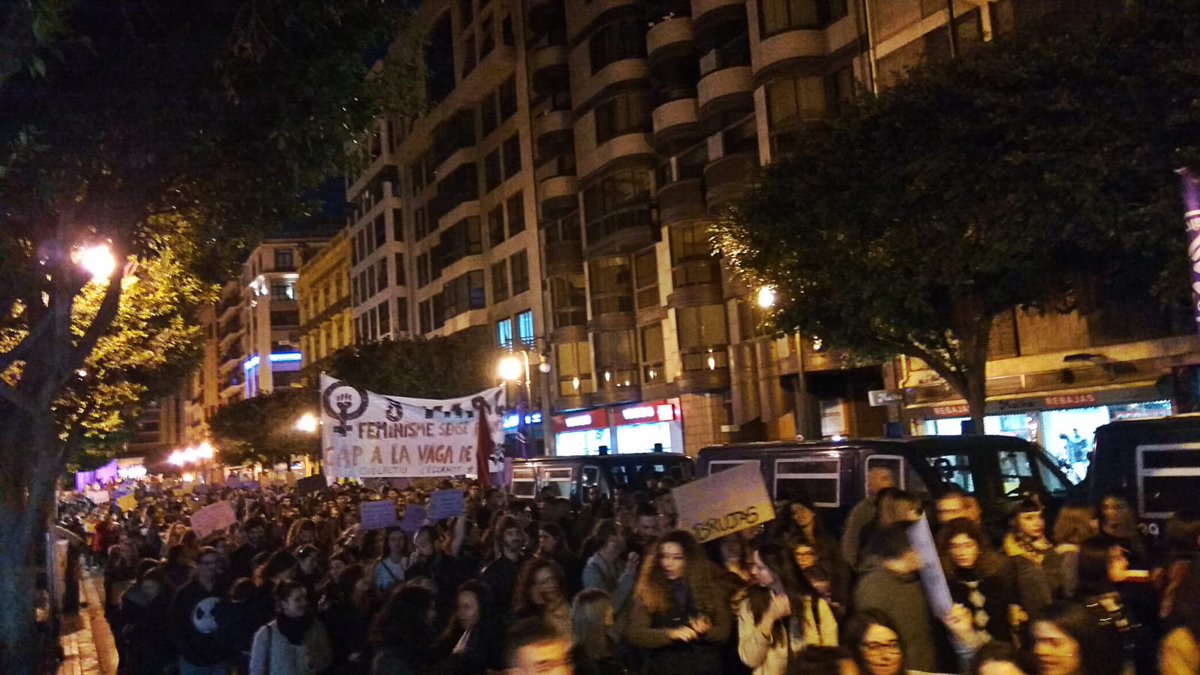 Escamot_Colect's tweet photo. 🗣️Per la llibertat de totes, contra la feminització de la pobresa i la violència masclista! Feminisme Sense Rebaixes, Vaga de Dones!✊🏽✊🏿
👉🏽Manifestació a València.🦇
#Feminisme #Lescamot #Carcaixent #LaRibera https://t.co/pmmzIohqpF