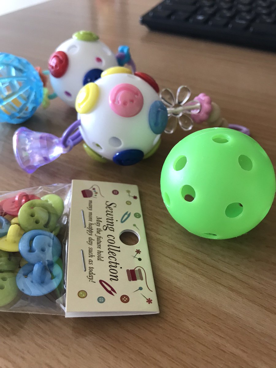 ぴんふ 褒めていただいて嬉しいので写真を ｗ ニコちゃんマークと言うと このどちらかだと思いますが 自作のオモチャです 1枚目は 市販のマラカス 現在売り切れのようです に飾りを付けたもの 2枚目はゴルフの練習用ボール ダイソー にボタン