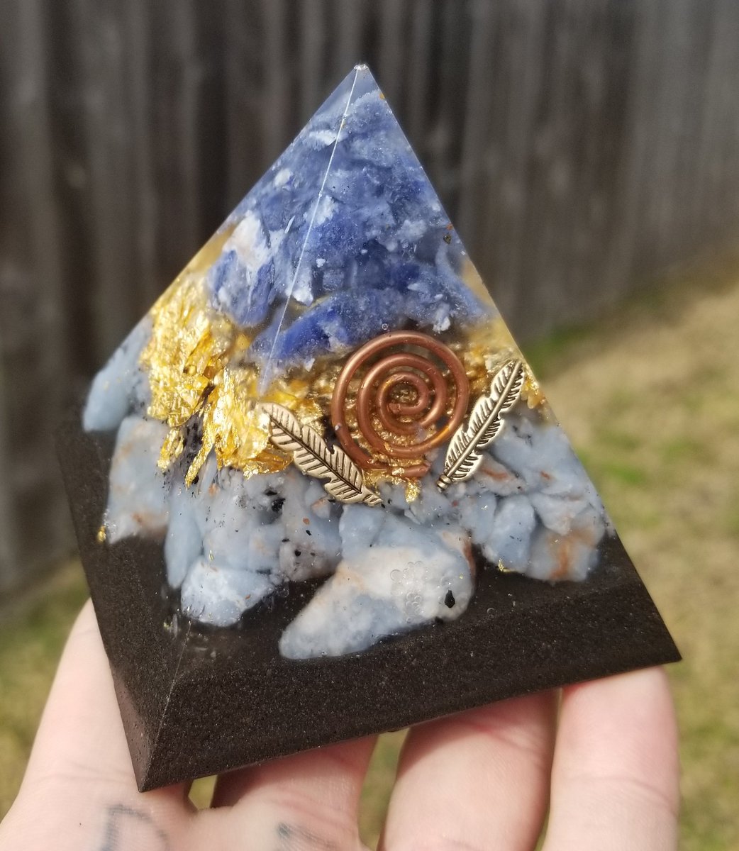 Savingwrldtoday's tweet photo. Sodalite and angelite pyramid!
Angelite is totally my new favorite stone right now. As its name suggests, angelite pomotes spiritual communication with angels, assists you in connecting with the higher realm, and helps you to find and make contact with your spirit guides. https://t.co/VKdMUdjZZa