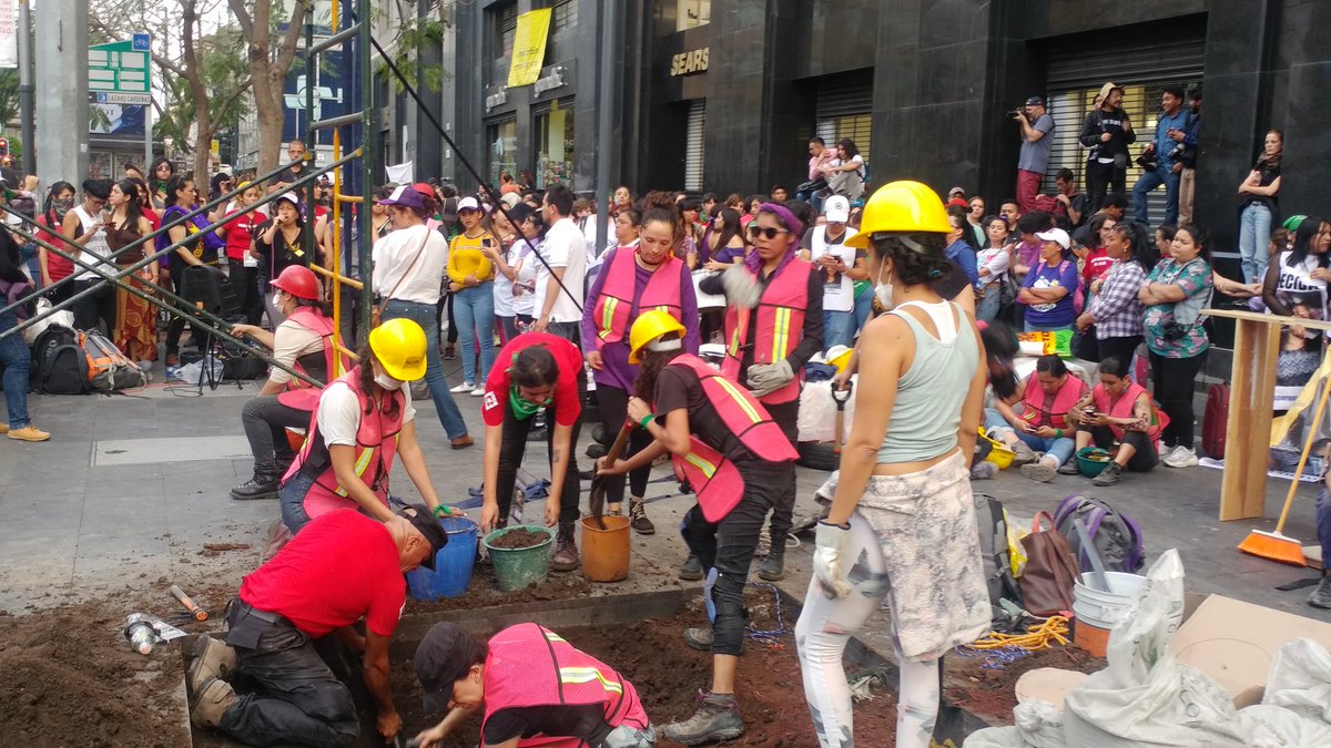 aletsejuarez's tweet photo. Familiares de víctimas de feminicidios instalan un #antimonumento frente a Bellas Artes... La dolorosa memoria en pleno corazón de la #CDMX #DíaDeLaMujer #8M 

#Juárez y #EjeCentral https://t.co/Q0Spx8rEKg