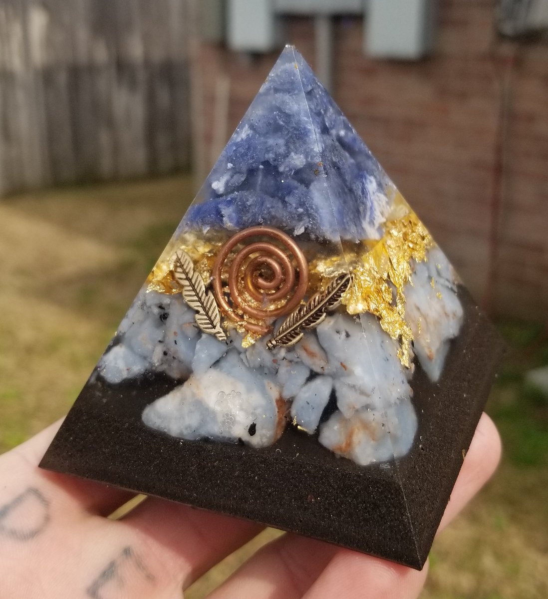Savingwrldtoday's tweet photo. Sodalite and angelite pyramid!
Angelite is totally my new favorite stone right now. As its name suggests, angelite pomotes spiritual communication with angels, assists you in connecting with the higher realm, and helps you to find and make contact with your spirit guides. https://t.co/VKdMUdjZZa