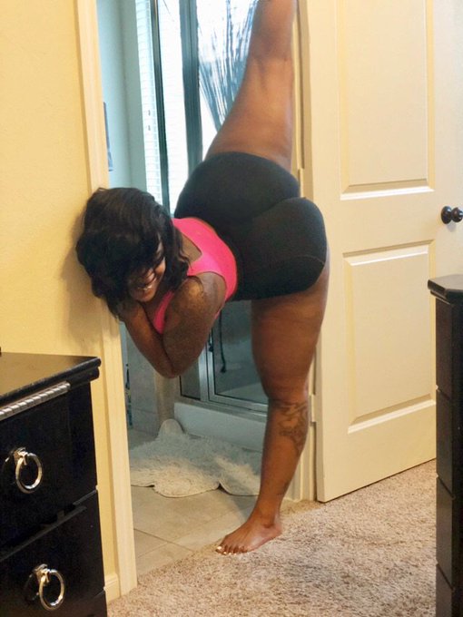 Top Featured Model - Ari Poch&egrave;'s pics and videos Update Private Access - Private Collection D1LgeFzXQAA5SHZ jpg:small image