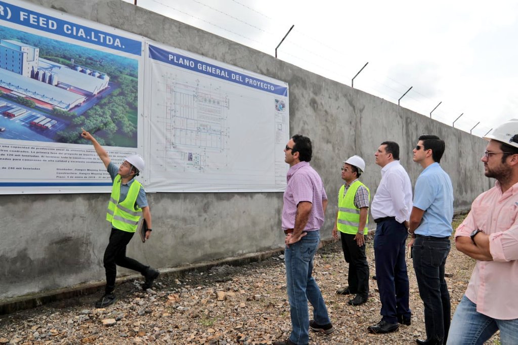 CampanaPablo's tweet photo. Visitamos con @RobertoIntriD los avances en la construcción de la fábrica de balanceado de camarón HAID Ecuador FEED, gracias a la firma del contrato de inversión por $35 millones en el 2018 y con nuevos planes de inversión en 4 proyectos por $60 millones. 
#EcDestinoInversiones https://t.co/BBQJZqVYkv