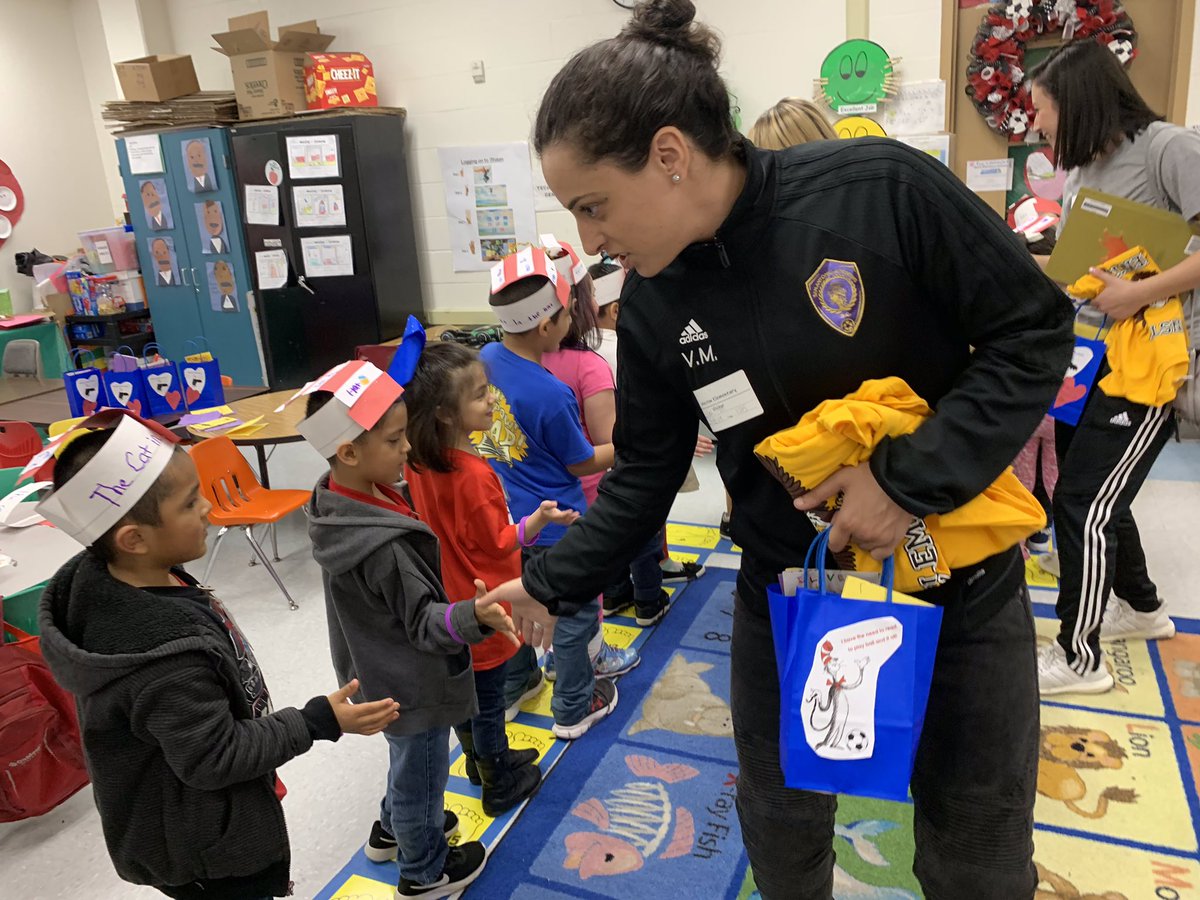Winston_ISE's tweet photo. We were so excited to have members of the @SA_Athenians join us for our Read Across America celebration! Thank you! #WinstonWins #EISDLiteracy #WinstonReads #ReadAcrossAmerica #CommunityEngagement #PartnersInEducation @EISDofSA @DrH_OnTheEdge @drklgilmor https://t.co/DTpbu1YZOU