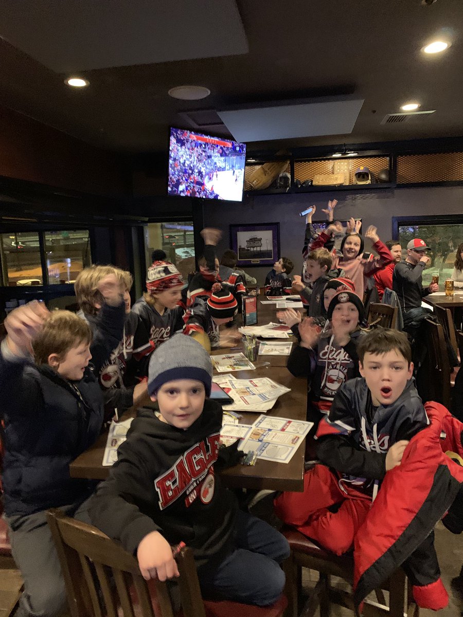 hendsar's tweet image. Eden Prairie Squirt B1’s cheering on the boys as they take the lead over Blaine 3-2! let’s go Eagles!!! @HockeyEPHA @epboyshockey