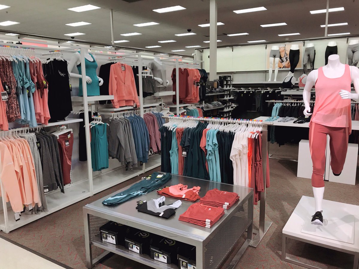 Love a crispy active zone! Didn’t take more than an hour and a half to get this whole zone back to brand! The nicer your set looks the nicer your guests will treat it! Take those extra five minutes to finger space, it will make your VM insides happy 🥰 #VMstyle #T1355 #Brand