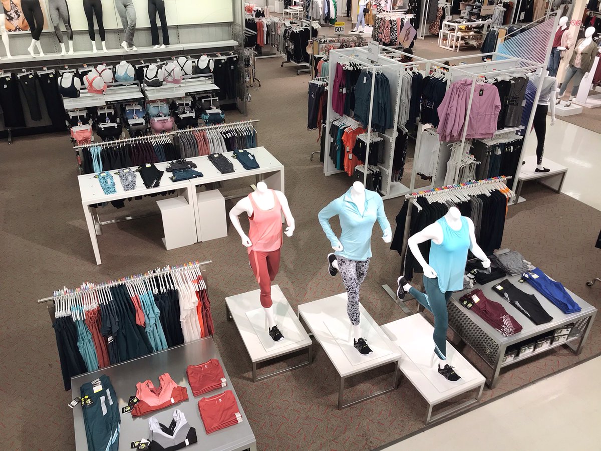 theMainVM's tweet photo. Love a crispy active zone! Didn’t take more than an hour and a half to get this whole zone back to brand! The nicer your set looks the nicer your guests will treat it! Take those extra five minutes to finger space, it will make your VM insides happy 🥰 #VMstyle #T1355 #Brand https://t.co/imZcXnojum