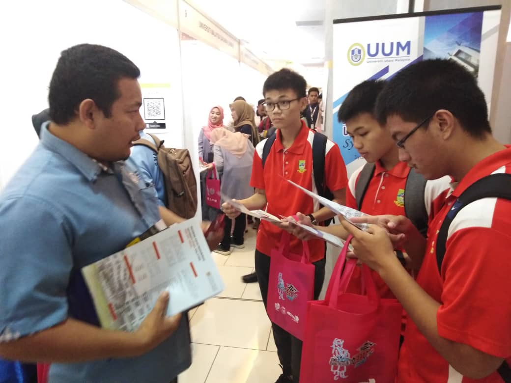 UMS_EcoCampus's tweet photo. Jom Masuk IPT!
.
Sekitar suasana pagi ini di Oceanus Waterfront Mall Kota Kinabalu.
.
Jangan lupa bawa keluarga dan kawan-kawan ke sini untuk dapatkan semua maklumat berkenaan kemasukan ke IPT ya!
.
Jumpa di sini. https://t.co/9ZPFiLBM2M