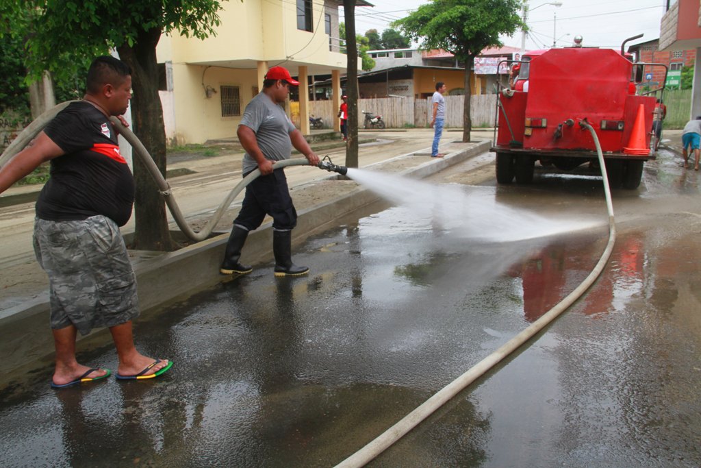 bolivarmanabi's tweet photo. Durante esta tarde continuamos con el desalojo de fango y escombros dejados por las afectaciones de la estación invernal, una brigada de obreros contratados por el #GADBolívar y personal del Cuerpo de Bomberos trabajan en varias jornadas para dejar expeditas las calles d #Calceta https://t.co/m5GEcl1EoP
