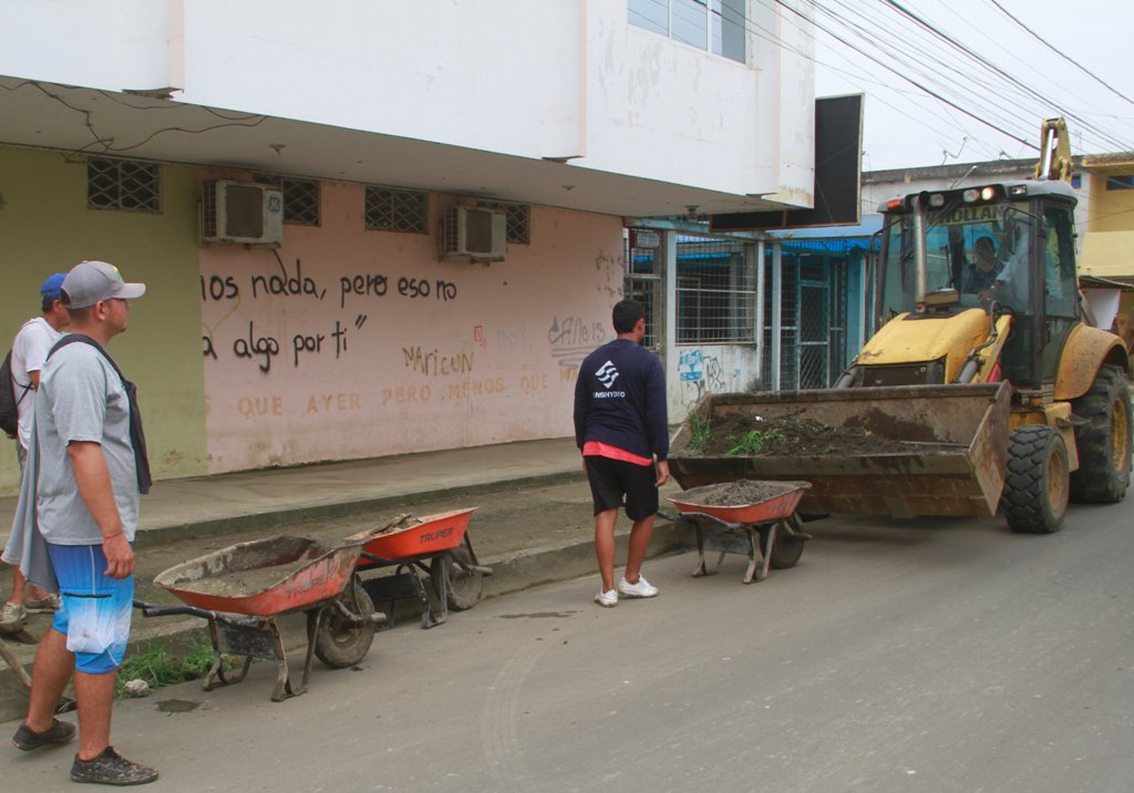 bolivarmanabi's tweet photo. Durante esta tarde continuamos con el desalojo de fango y escombros dejados por las afectaciones de la estación invernal, una brigada de obreros contratados por el #GADBolívar y personal del Cuerpo de Bomberos trabajan en varias jornadas para dejar expeditas las calles d #Calceta https://t.co/m5GEcl1EoP