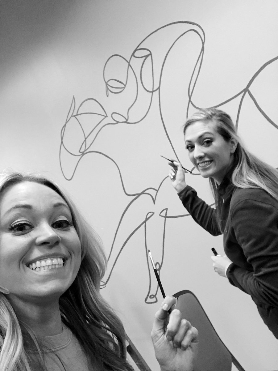 RacingRachelM's tweet photo. Just a couple girls burning the midnight oil to make our BRAND NEW #DerbySuite special 👩🏼‍🎨 🎨 @IGRaceCourse @lshknz is the artistè I’m just here for the touch ups 💁🏼‍♀️ https://t.co/Ys9MM09aVo
