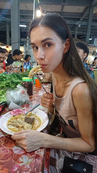 Night Market Pattaya 😋 https://t.co/3fbTPdPqmW