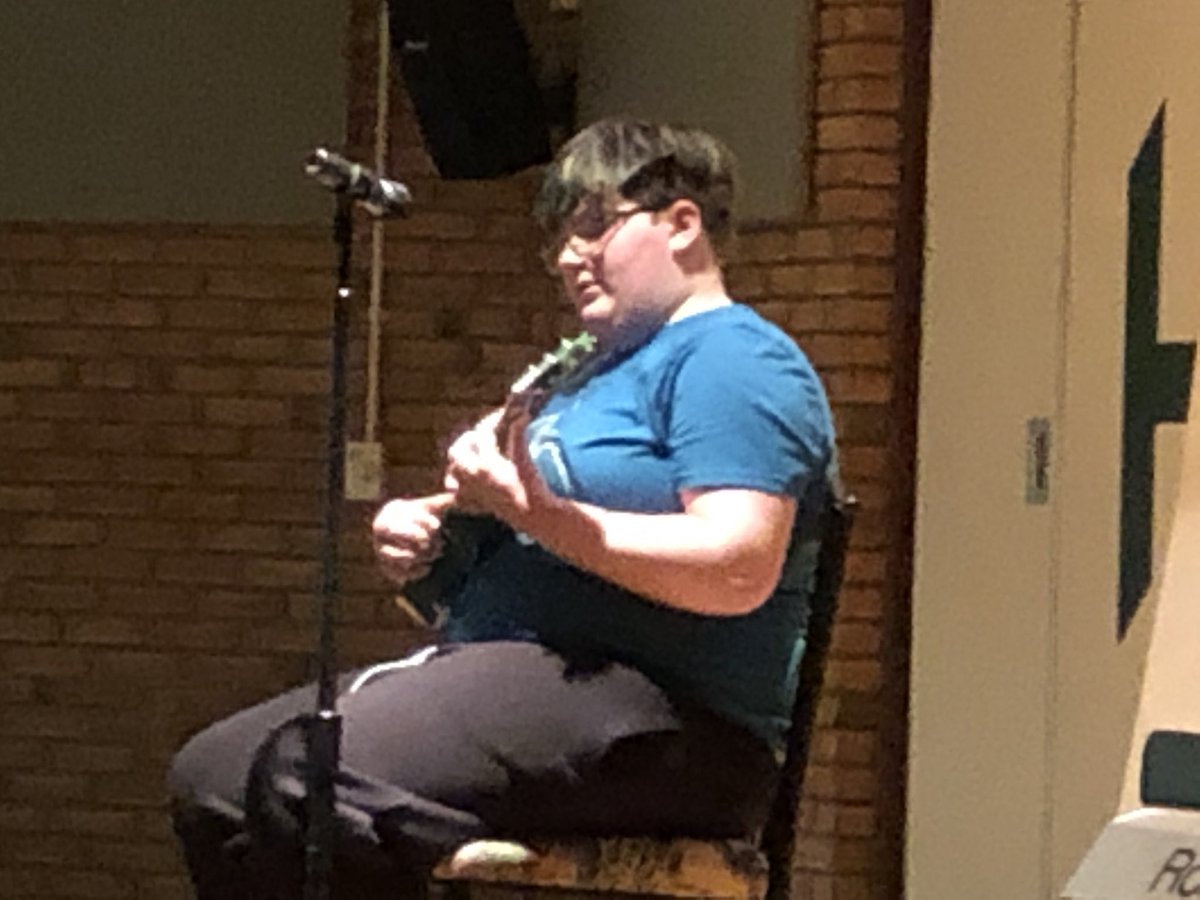 MrsIriarte's tweet photo. Congrats to 6th & 7th choir #openmic2019 thanks for the positive support parents and Mr. Abramovich #harmonmusicpride https://t.co/1aJRtU9nXj