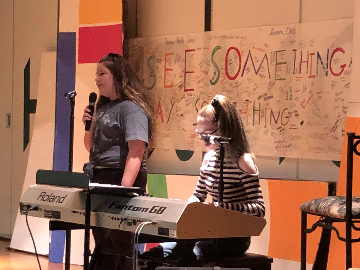 MrsIriarte's tweet photo. Congrats to 6th & 7th choir #openmic2019 thanks for the positive support parents and Mr. Abramovich #harmonmusicpride https://t.co/1aJRtU9nXj