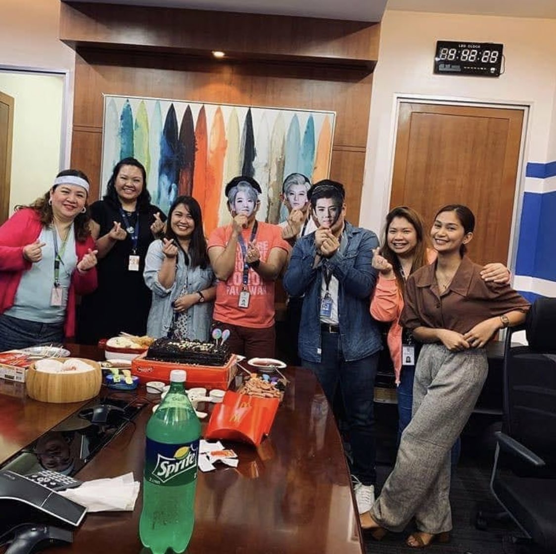 baekieeeSEGA's tweet photo. Farewell party of one of our trainers 😍 When she knows that she can't have a pic. with them, that's what she did instead LOL 😂 @weareoneEXO #EXO https://t.co/Vxve8OCxkA