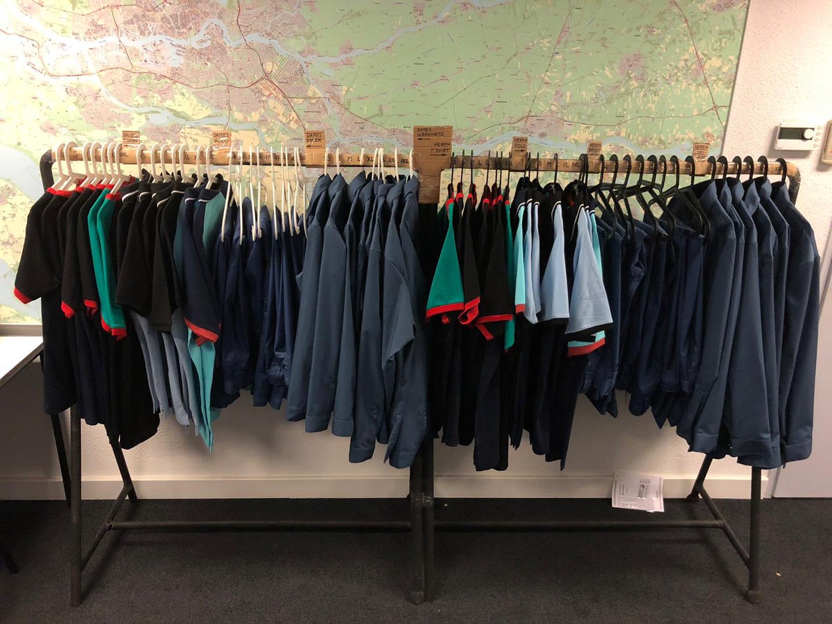 ambulaura's tweet image. Het was gezellig druk gister in het @ravzhz kleding winkeltje! Alle collega’s komen passen en kiezen voor hun nieuwe #kledingpakket!  De passet is neutraal van kleur! #passet #neutraal #zonderdetails