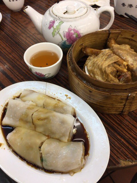 easyliving01's tweet photo. 香港 上環 蓮香居
腸粉が食べたくて午後の飲茶、鳳爪とエビや里芋などの湯葉巻は当たりだった。
#香港 #上環 #蓮香居 #早茶限定 #HongKong #SheungWan #LinHeungKui #DimSum https://t.co/lVhSd00dEj