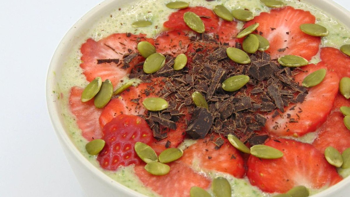 #Smoothie de fresa, plátano y espinacas. RECETA: tastydetails.com/smoothie-de-fr…